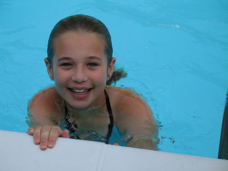 IMAGE: http://i191.photobucket.com/albums/z155/channing_mcleod/candid.jpg