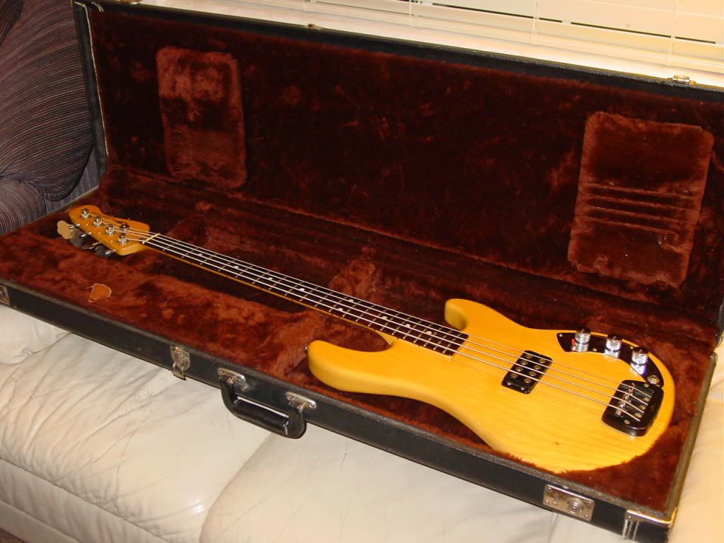 http://i191.photobucket.com/albums/z174/PhatBasstard/Ricks%20Basses/GLL100010.jpg