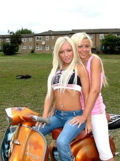 duas Mulheres na moto, gostosas, babes on bike
