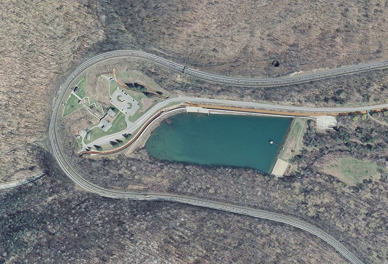 800px-Horseshoe_Curve_aerial_photo_March_2006.jpg
