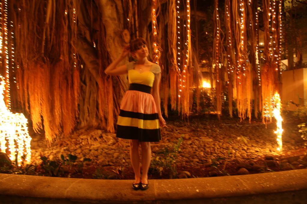 christmas lights, bayan tree, honolulu, downtown, neapolitan icecream, colorblock dress, personal style, fashion, the clothes horse, whimsical style