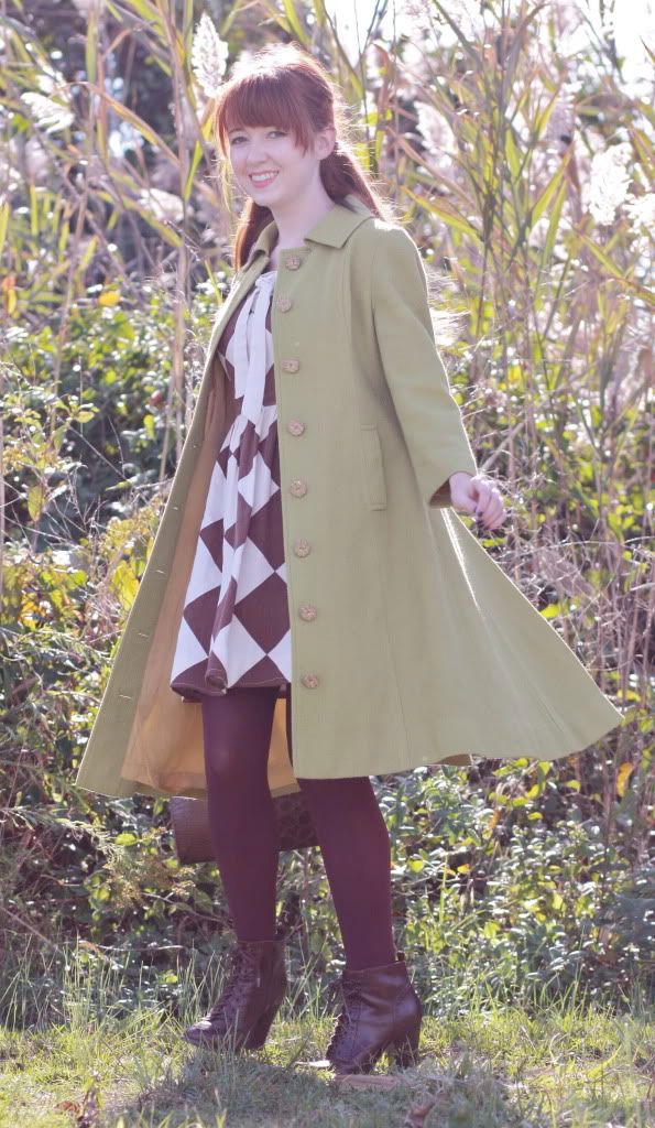 the clothes horse, theclotheshorse, lavintage, vintage, retro, green coat, harlequin dress