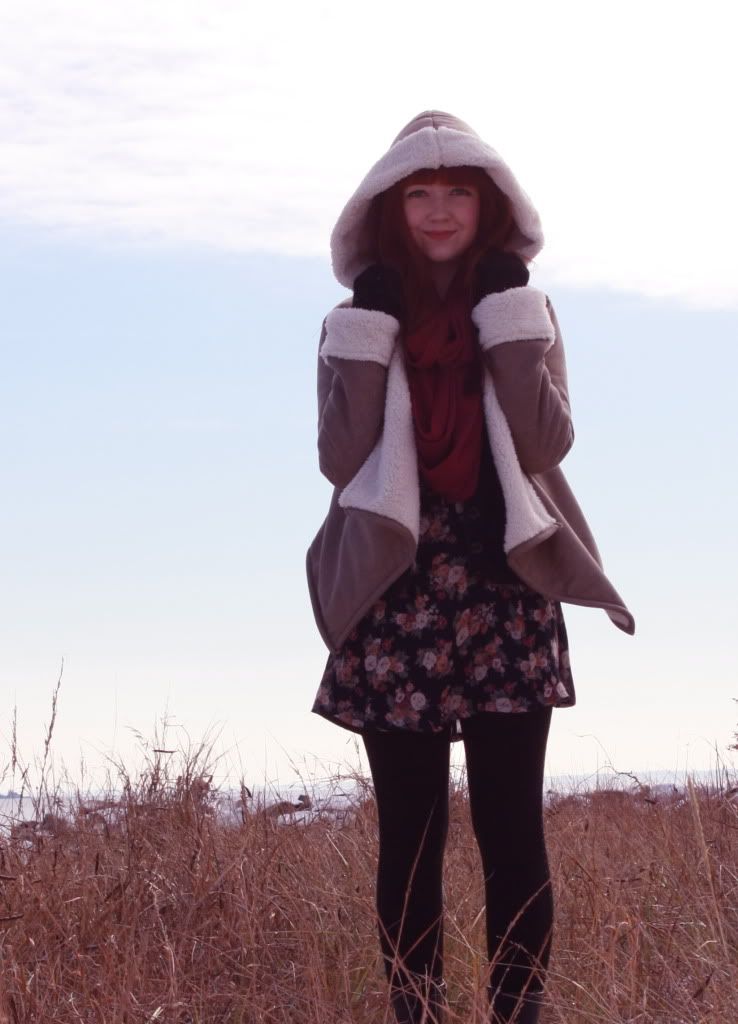 the clothes horse, theclotheshorse, fashion, style, vintage, retro, boots, shearling, floral dress, mini dress, olsenboye, snow, beach