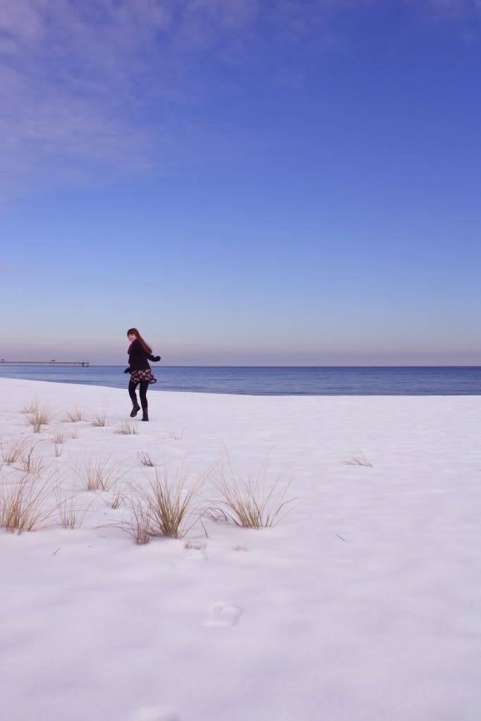 the clothes horse, theclotheshorse, fashion, style, vintage, retro, boots, shearling, floral dress, mini dress, olsenboye, snow, beach