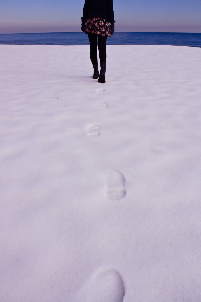 the clothes horse, theclotheshorse, fashion, style, vintage, retro, boots, shearling, floral dress, mini dress, olsenboye, snow, beach