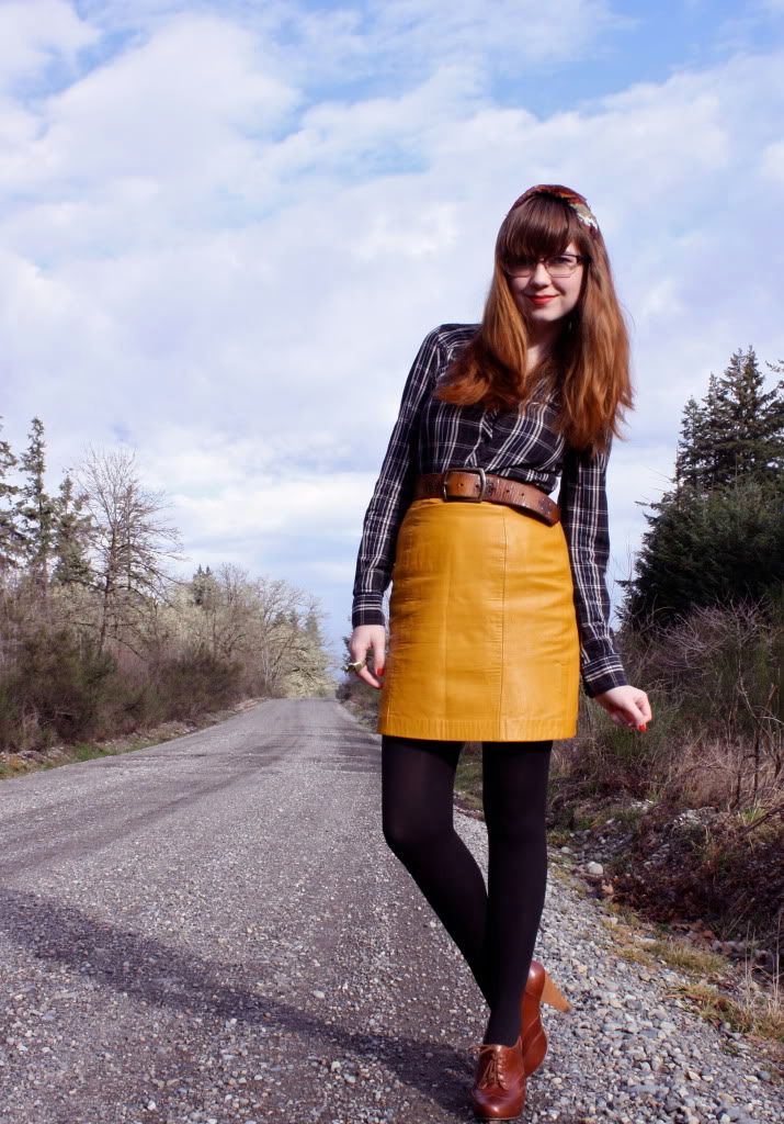 geek chic, nerd style, leather pencil skirt, secondhand clothes, vintage, grunge, ladylike, fashion, style, the clothes horse, mustard yellow, plaid, eye glasses