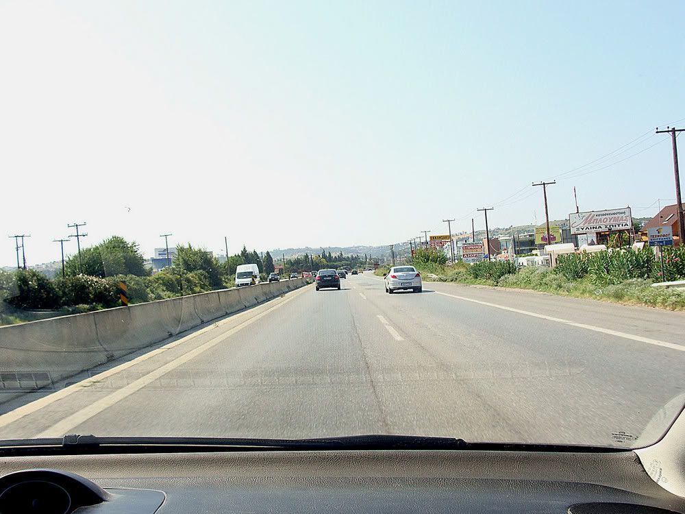 auf-der-autobahn-in-GR-a19113206.jpg