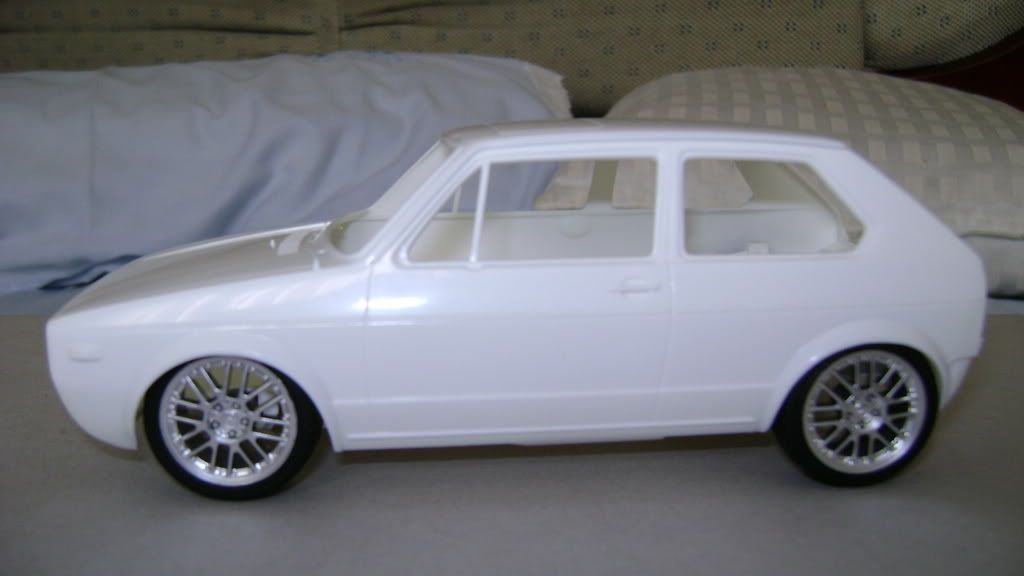 se trata de um VW Golf 1978 com rodas aro 18 e teto solar