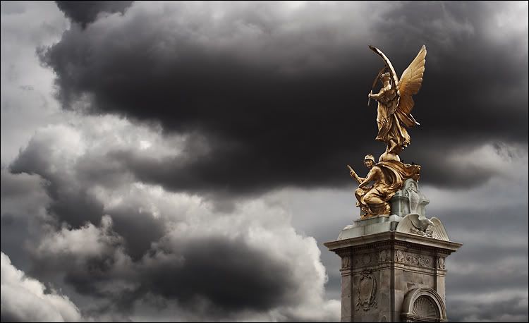 london buckingham statues clouds 1